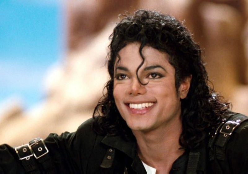 Michael Jackson doou de US$ 300 milhões a US$ 500 milhões para instituições de caridade ao longo da vida e foi reconhecido pelo Guinness World Records por apoiar 39 organizações beneficentes. - Foto: Arquivo/divulgação