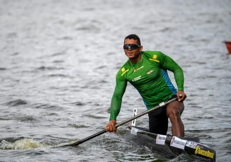 O brasileiro Isaquias Queiroz comemora o ouro conquistado no C1 500m do Mundial de Canoagem, na Polônia. Superou o tcheco Martin Fuksa por 24 centésimos e conquistou a 15ª medalha da carreira em Campeonatos Mundiais.- Foto: Fábio Canhete/CBCa