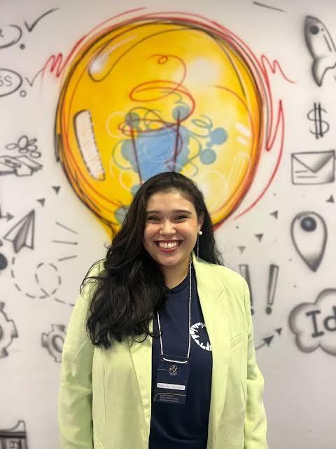 Gabrielle Hayashi Santos durante a trajetória internacional que a levou ao estágio no Banco Mundial - Foto: Arquivo pessoal/Reprodução