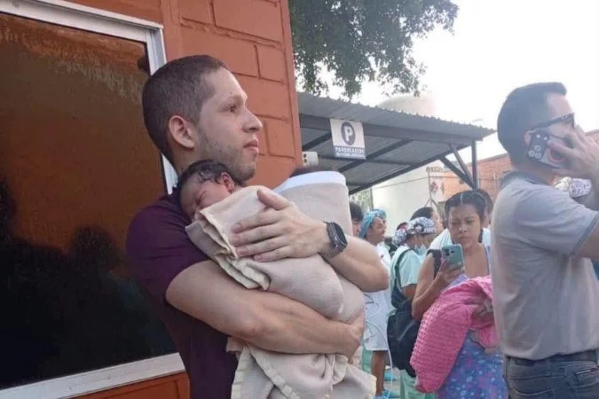 O médico Germán Andrés Somoyar com um dos 10 bebês que ele resgatou junto com a equipe do terremoto na Colômbia. Foto: Germán Somoyar