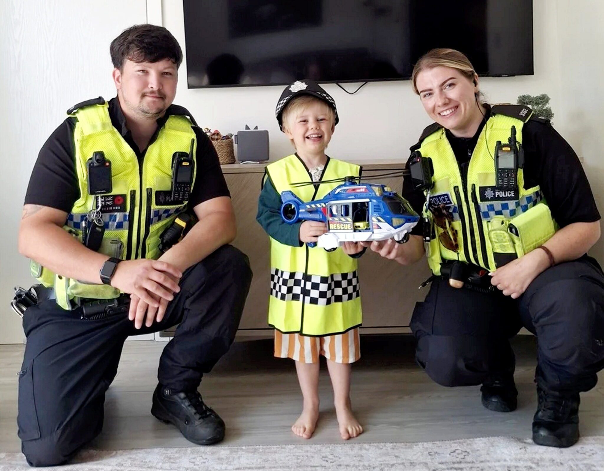 James, o menino de 3 anos, recebe homenagem, é chamado de herói pela polícia, e ganha um helicóptero de presente - Foto: South Yorkshire Police/SWNS