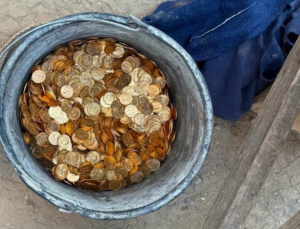 Além das barras de ouro o jovem operário encontrou também moedas de ouro. Tesouro é avaliado em 9 milhões de euros. - Foto: Police department Dendermonde / Facebook