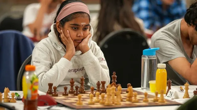 Mesmo disputando torneios internacionais de xadrez, Bodhana Sivanandan, de 11 anos, continua frequentando a escola em período integral. Foto: Getty Images