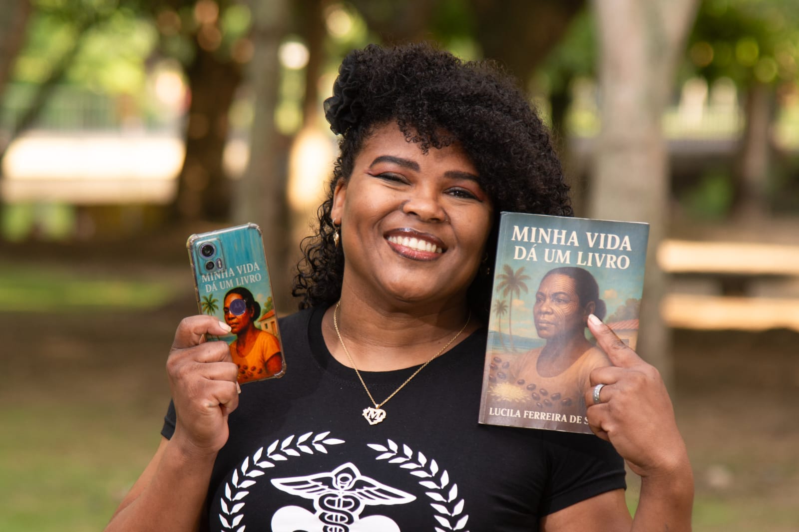 O TCC contando a vida de superação da Márcia virou livro. - Foto: Arquivo Pessoal