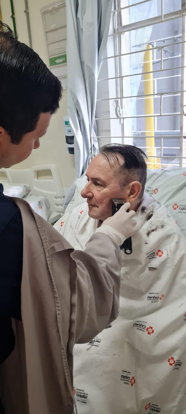 O enfermeiro Jonatas de Sousa cortando o cabelo do paciente no Paraná. - Divulgação/Hospital Universitário Cajuru