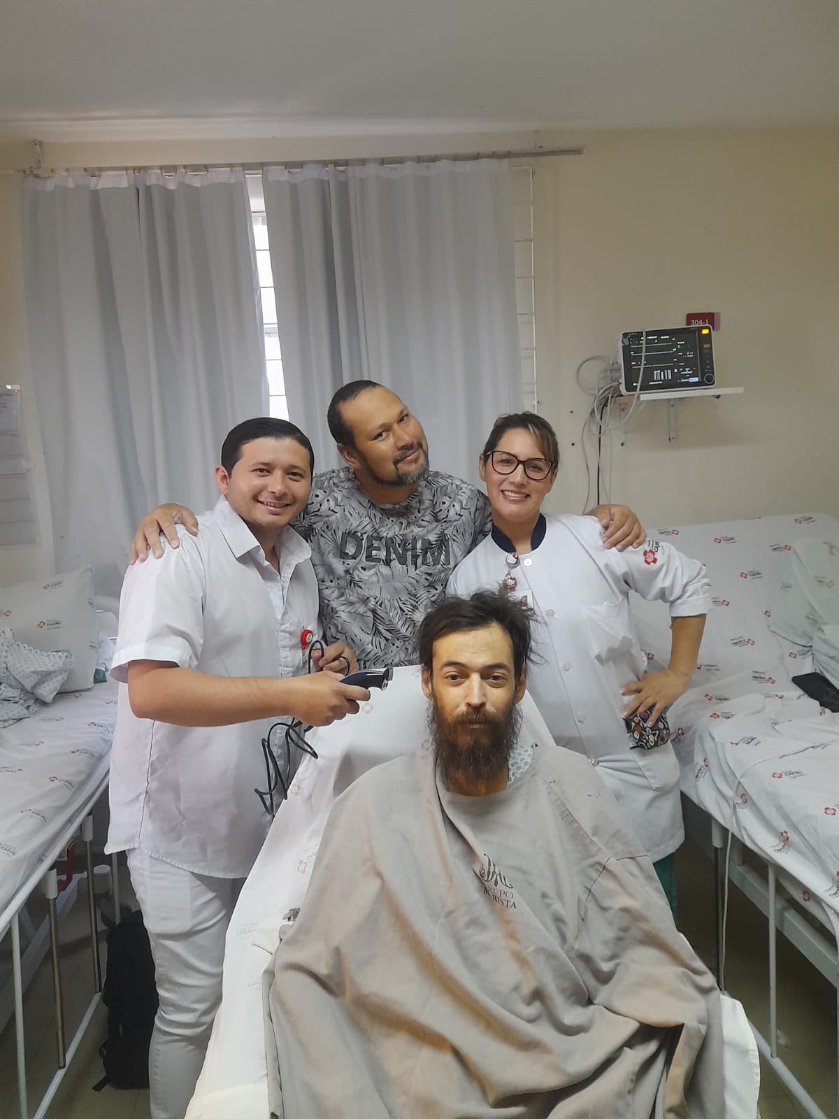 O corte de cabelo do enfermeiro devolve a autoestima aos pacientes. -Foto: Divulgação/Hospital Universitário Cajuru