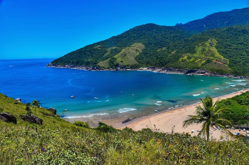 Praia do Bonete, em Ilhabela (SP), é uma das brasileiras selecionadas pelo Corona Beach 100 de 2026 e recebeu a classificação máxima de três sóis. Foto: Paulo Stefani/Sectur Ilhabela