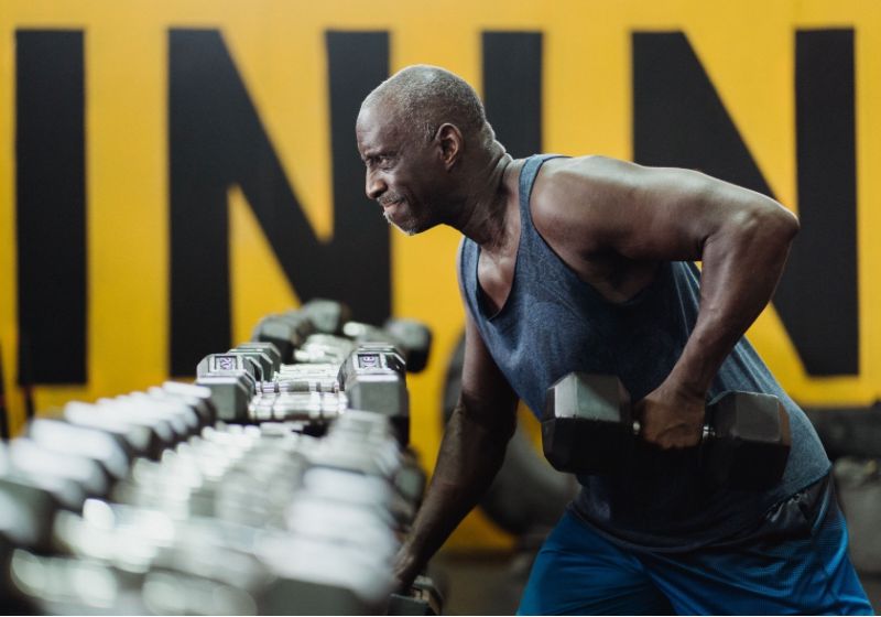 Idoso faz treino de força em academia. Novos medicamentos injetáveis estão sendo estudados para recuperar a massa muscular perdida durante o envelhecimento. - Foto: Ketut Subiyanto/Pexels