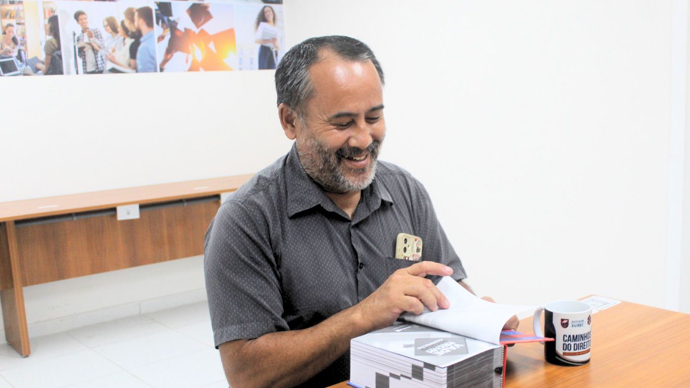 O pedreiro Edilson Takahara aceitou a bolsa e vai estudar direito na FAMEC, de Manaus. - Foto: Reprodução/ Fametro