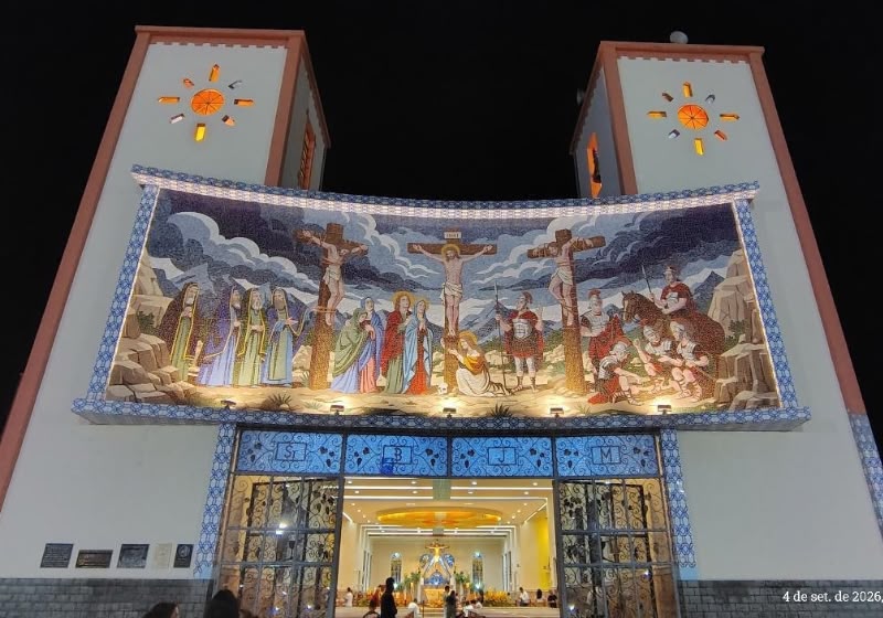 O painel de 62 m² foi produzido em Brasília e instalado na semana passada em São João del-Rei (MG). O mosaico gigante impressionou moradores da cidade. -Foto: Reprodução/Instagram/@martamosaicos