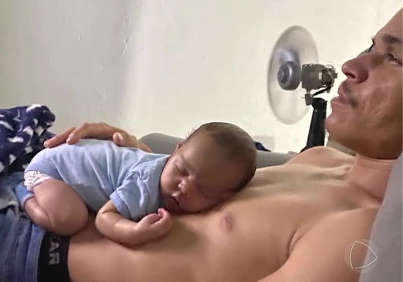 O bebê Isaac, de 5 meses, recebeu parte do fígado do próprio pai e agora se recupera na enfermaria após deixar a UTI. - Foto: Reprodução/ Notícias R7