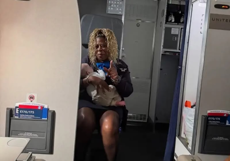 A comissária Monique Harris evitou que o bebê caísse do colo da mãe que tinha acabado de dar à luz e adormeceu durante o voo, nos EUA. - Foto: Reprodução/Instagram/@woodylovestravel