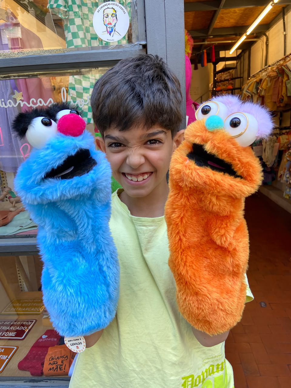 O João está no 5º ano do Ensino Fundamental e usa o dinheiro que recebe pelas fotos para comprar mais canetinhas e papel - Foto: Arquivo Pessoal cedido ao SNB