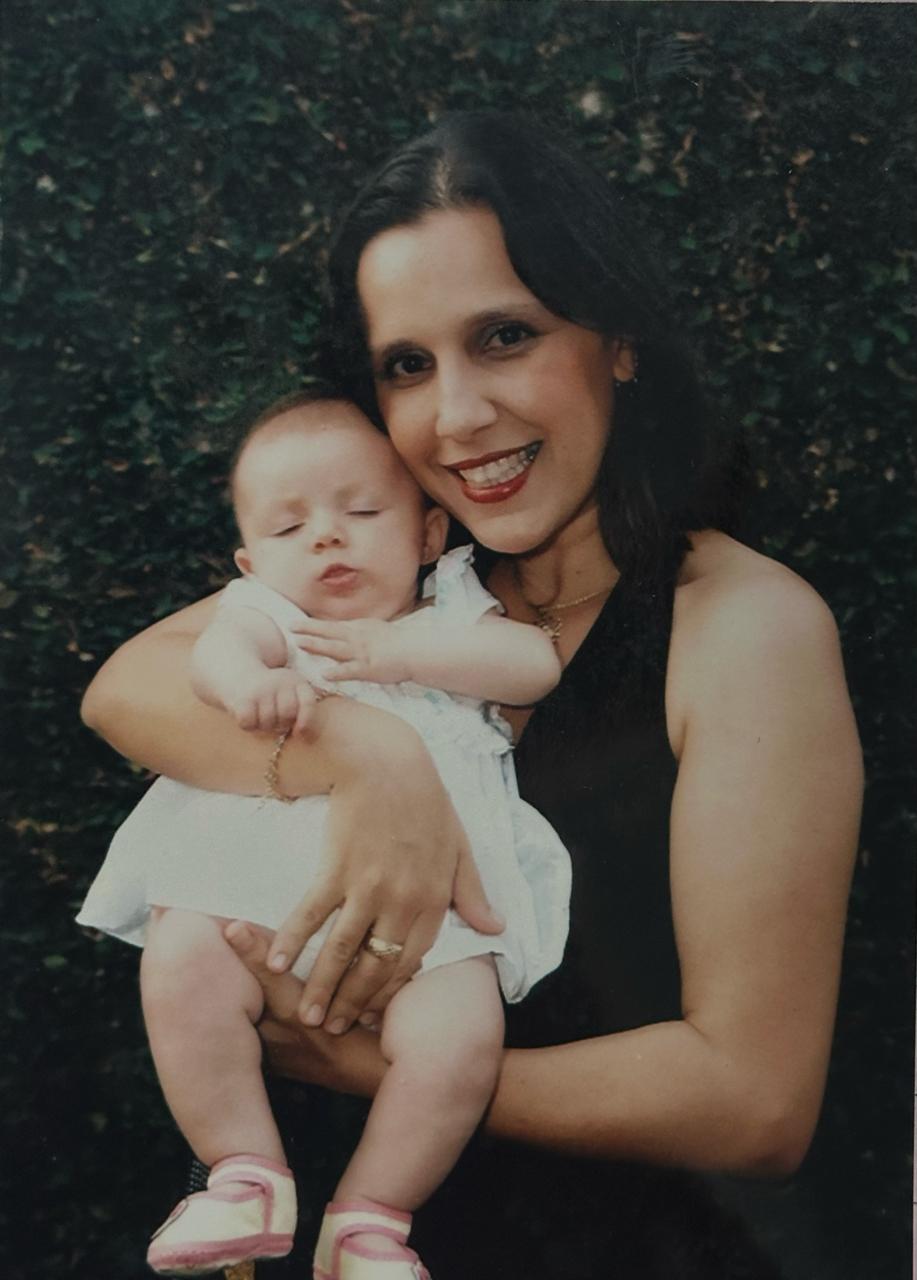 Ryany ainda bebê com a mãe. - Foto: arquivo pessoal