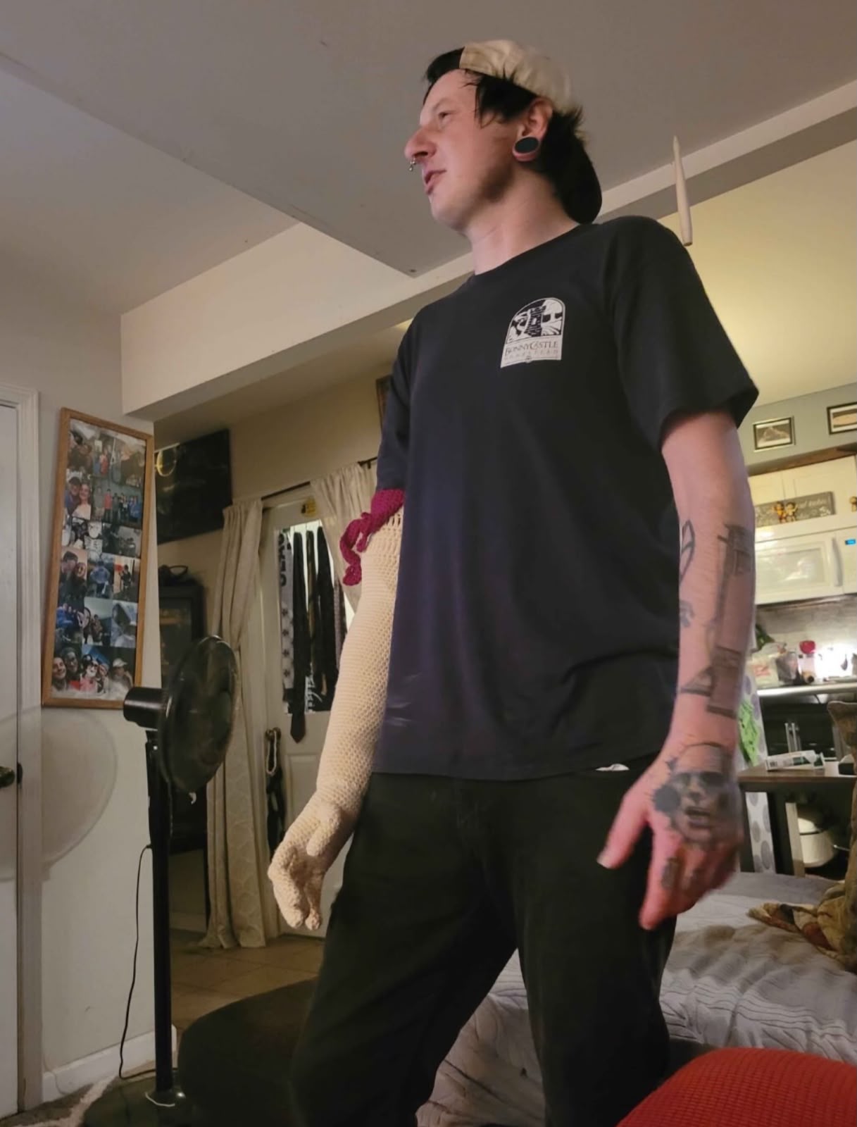 Joe Tomasulo usando o braço de crochê feito pelo primo Kevin, em Louisville, Kentucky, nos Estados Unidos. Foto: Reprodução/Reddit @Adventurous_Tie_9031.