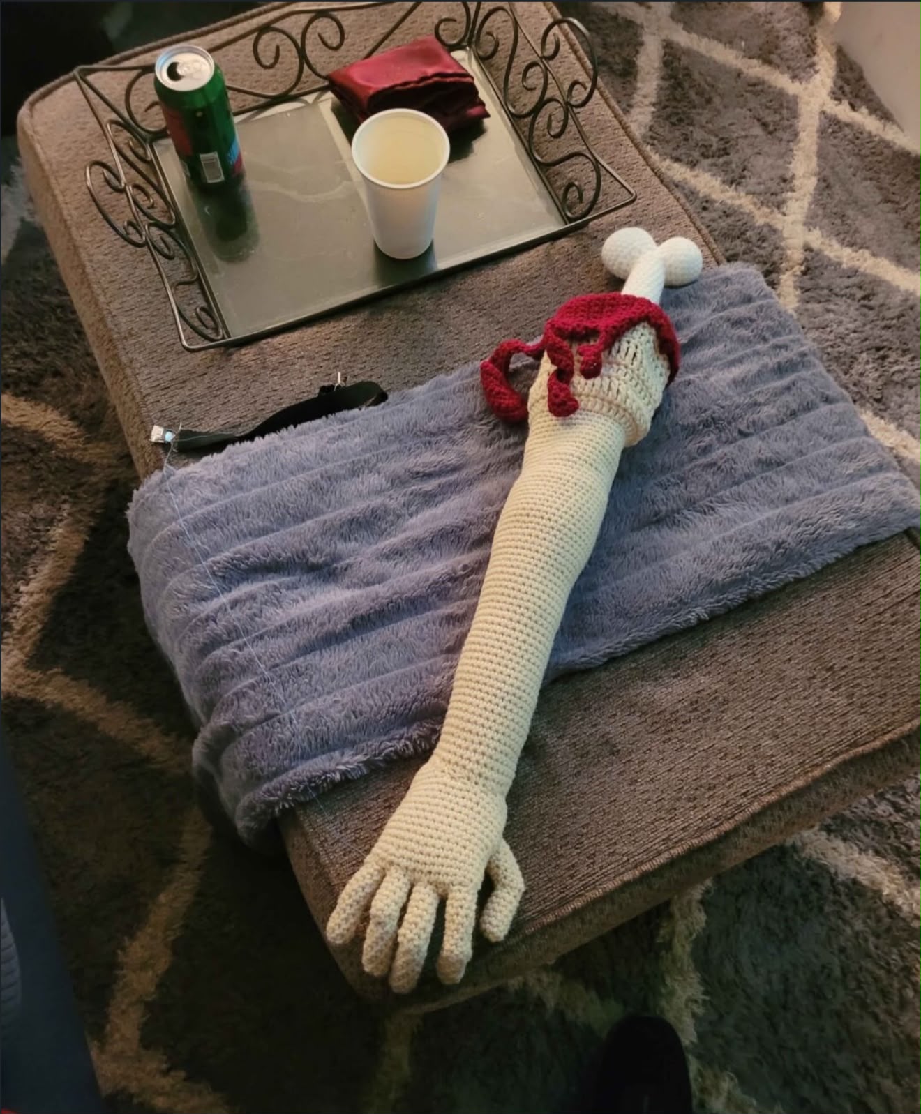O braço de crochê levou cerca de 48 horas para ficar pronto e foi feito à mão especialmente para Joe. Foto: Reprodução/Reddit @Adventurous_Tie_9031.