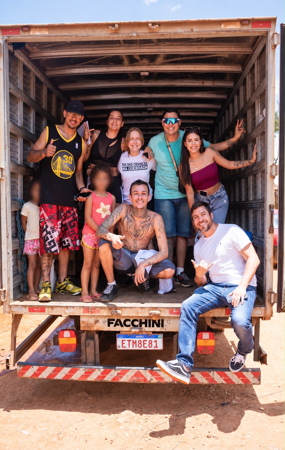 Equipe do Dia das Crianças na Quebrada reunida dentro do caminhão usado nas entregas. Foto: Arquivo pessoal/Reprodução/Instagram/@diadascriancasnaquebrada