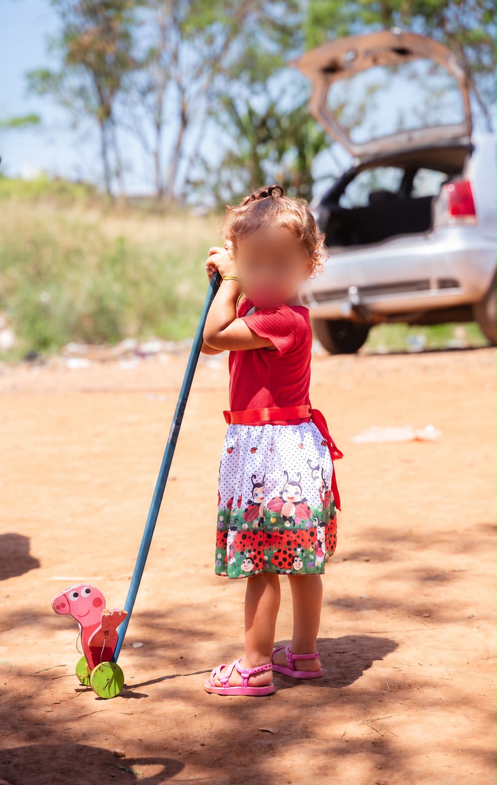Criança recebe brinquedo novo durante uma das ações do projeto no DF. Foto: Arquivo pessoal/Reprodução/Instagram/@diadascriancasnaquebrada