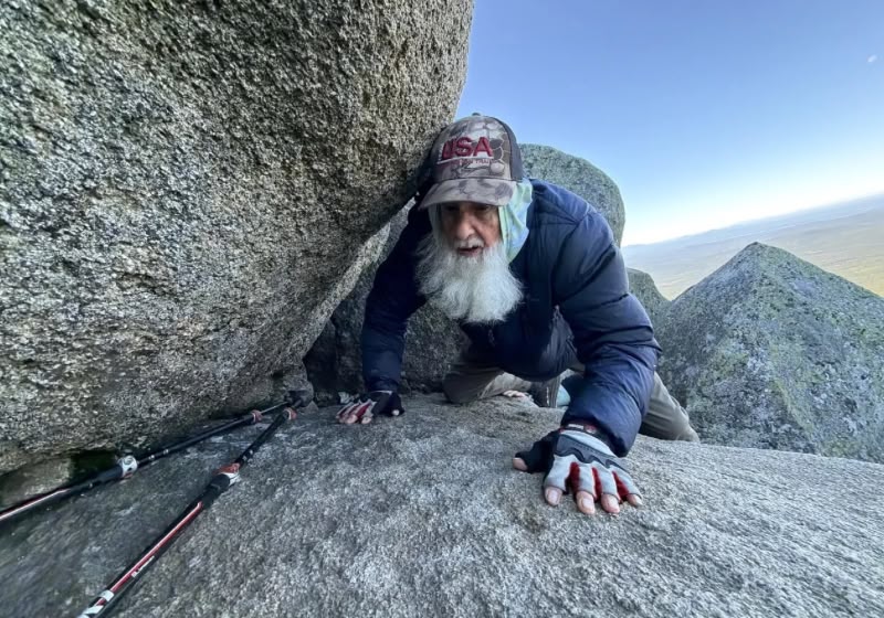 Dale Sanders, de 91 anos, sobe um trecho do Monte Katahdin, no Maine, durante a reta final da Appalachian Trail. Foto: Robert F. Bukaty/AP