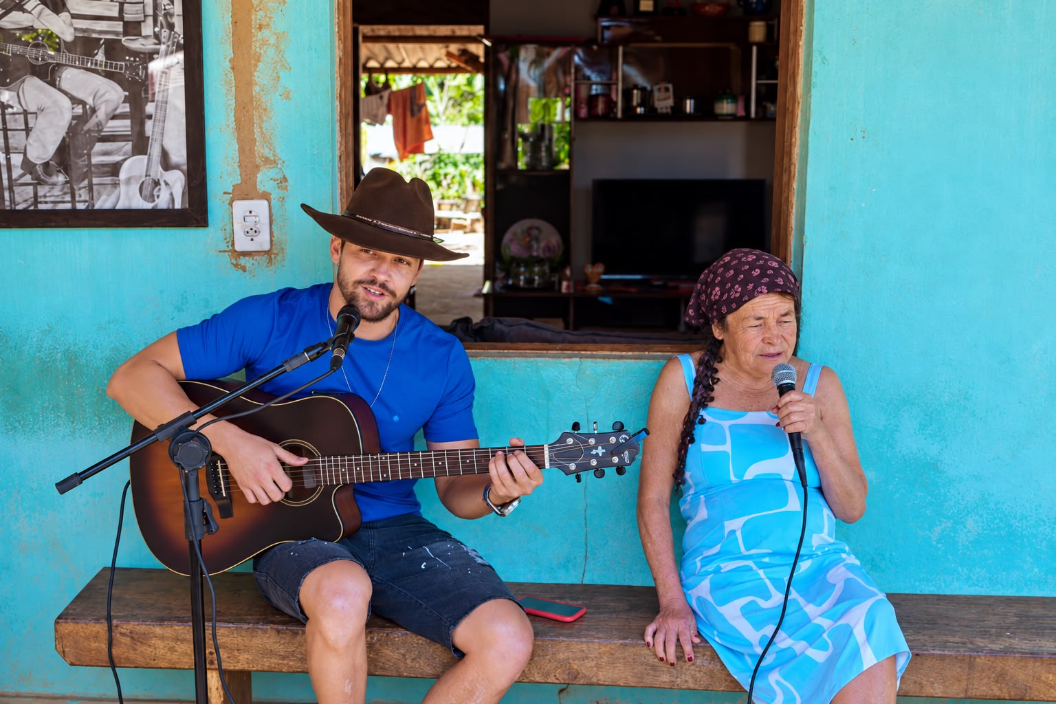 Dona Antônia e o filho João Pedro transformaram os vídeos caseiros em um álbum com 10 músicas. Foto: Foto / Reprodução / Instagram / @peu_oliveiraaa