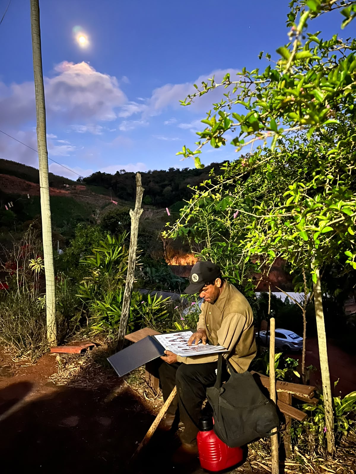 Aparecido, o pai do Daniel olhando o album de formatura do filho em Medicina. - Foto: arquivo pessoal enviado ao SNB