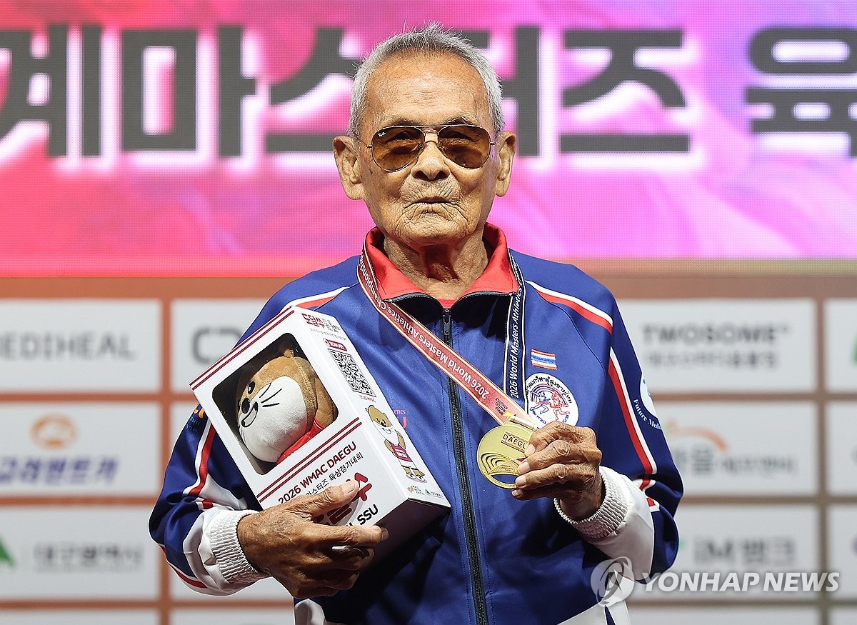 O atleta tailandês Sawang Janpram começou a se exercitar aos 80 anos e a competir aos 97; agora, aos 106, conquistou 2 medalhas de ouro no Mundial Masters. - Foto: YonhapNews