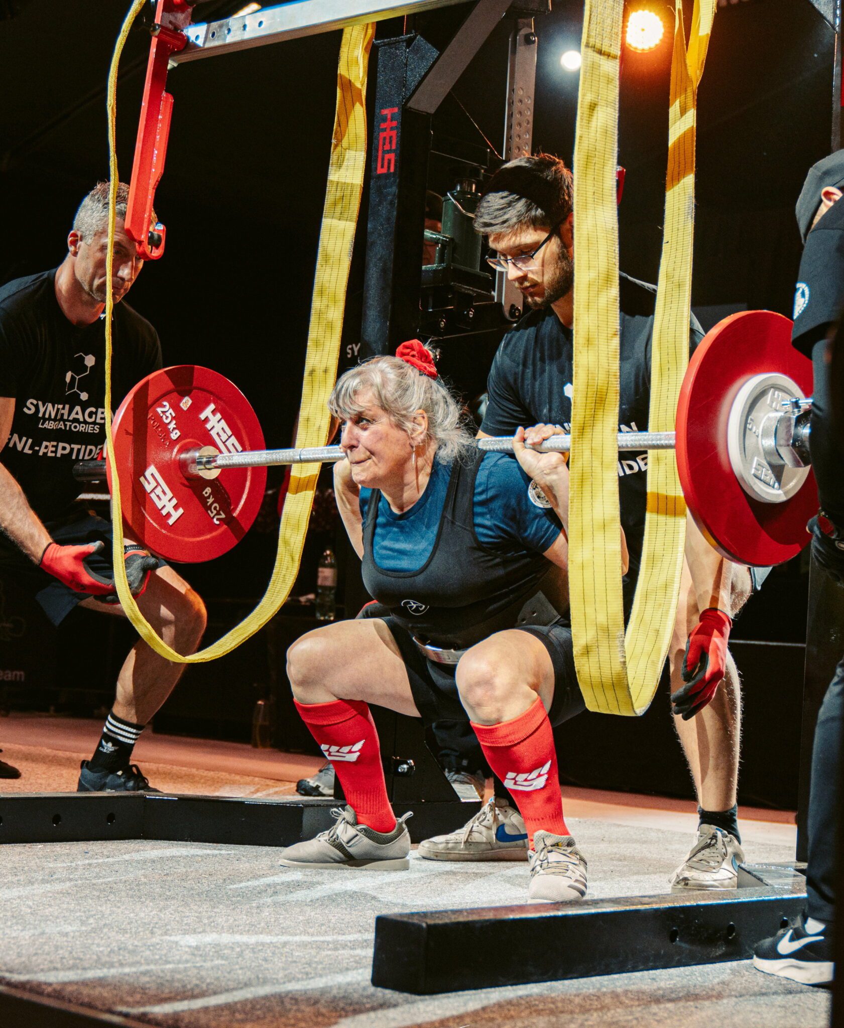 A avó Martine Barons no Campeonato Europeu quando bateu recorde mundial de levantamento de peso. - Fotos Martine Barons / SWNS