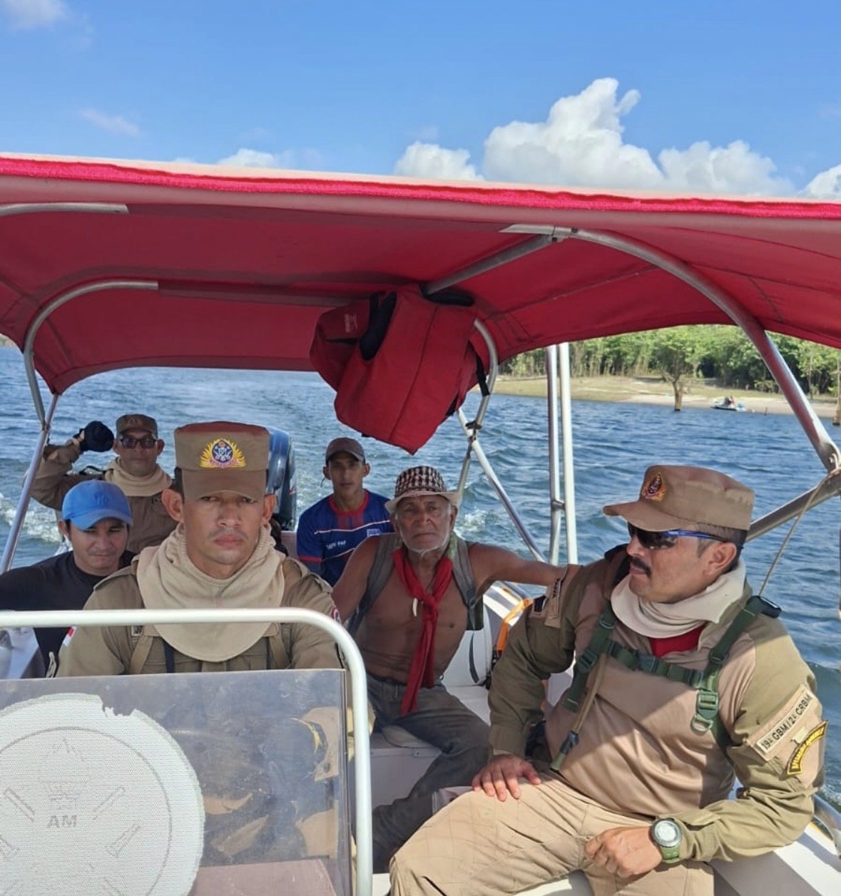 O idoso Armando na embarcação com a equipe dos bombeiros durante o retorno para casa. - Foto: CBMAM