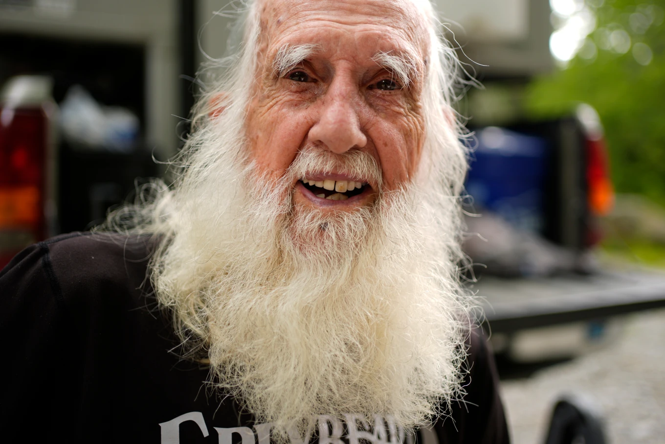 Conhecido como “Grey Beard”, Dale Sanders descansa durante a caminhada pela Appalachian Trail, no estado do Maine. Foto: Robert F. Bukaty/AP