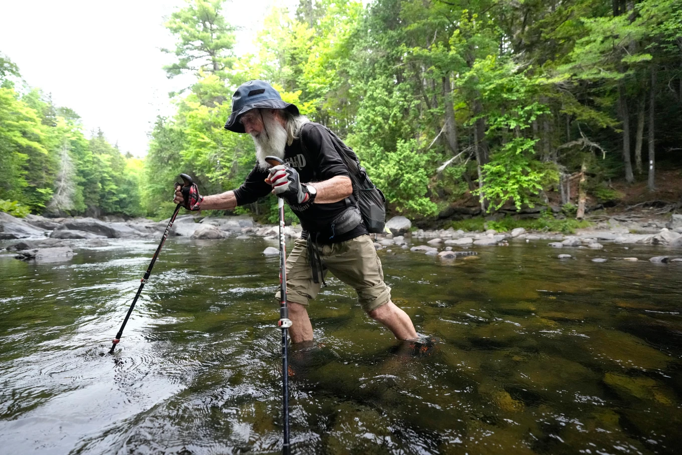 Dale Sanders atravessa o Big Wilson Stream durante um trecho da Appalachian Trail, no Maine. Foto: Robert F. Bukaty/AP