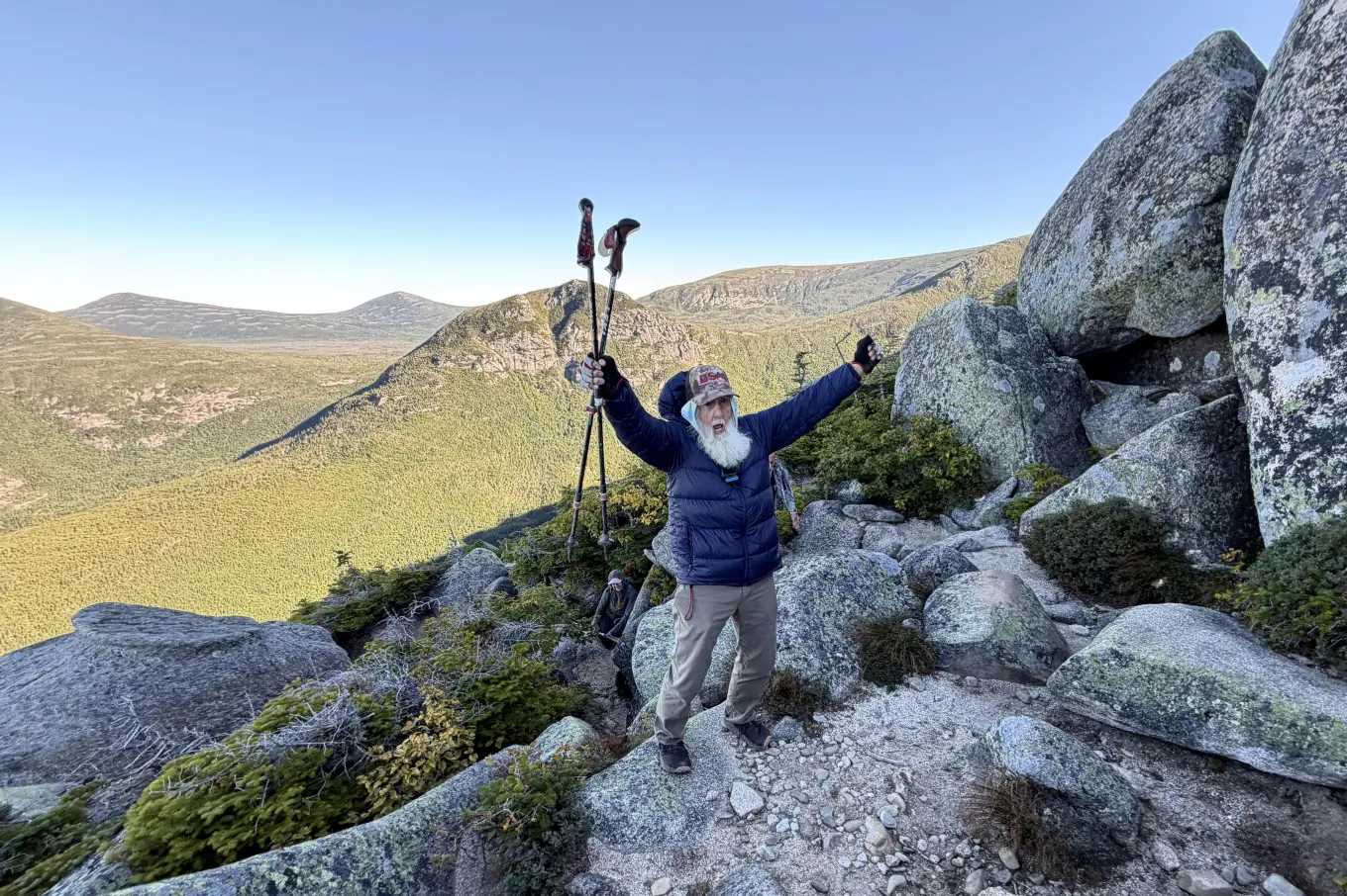 Dale Sanders comemora após completar um trecho difícil do Monte Katahdin, no dia em que concluiu a Appalachian Trail aos 91 anos. Foto: Robert F. Bukaty/AP