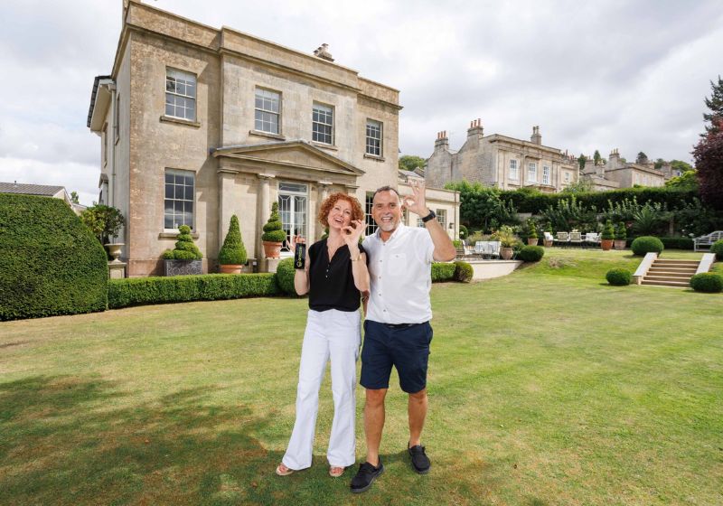 O pai Wayne e a mulher, Catherine, conheceram a mansão de £ 4 milhões que ele ganhou em um sorteio na Inglaterra. - Foto: Omaze / Mark Field / SWNS
