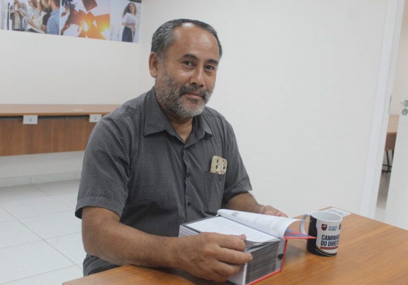O pedreiro Edilson Takahara recebeu uma bolsa para cursar Direito na FAMEC, de Manaus, após impressionar magistrados ao fazer a própria defesa na Justiça do Trabalho. – Foto: Reprodução/Fametro