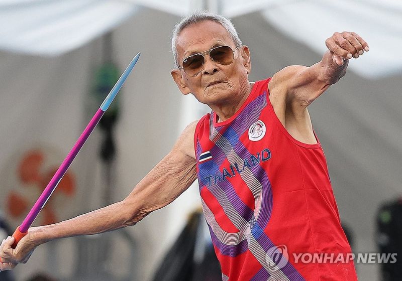 O atleta Sawang Janpram, de 106 anos, durante o Mundial de Atletismo Masters de 2026, em Daegu, na Coreia do Sul. Ele conquistou 2 medalhas de ouro. - Foto: YonhapNews