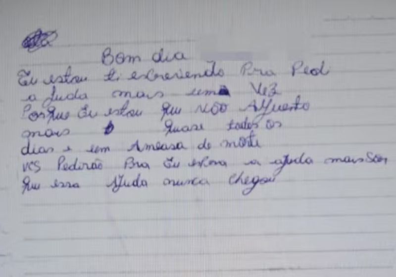A mãe de 22 anos, que estava em cárcere privado, escreveu bilhete no caderno do filho pedindo socorro, na Bahia. O companheiro foi preso. - Foto: PCBA