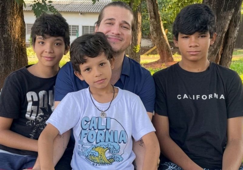 O professor Jorge Campos todo feliz com os três filhos que adotou. - Foto: Reprodução/Record Rio Preto