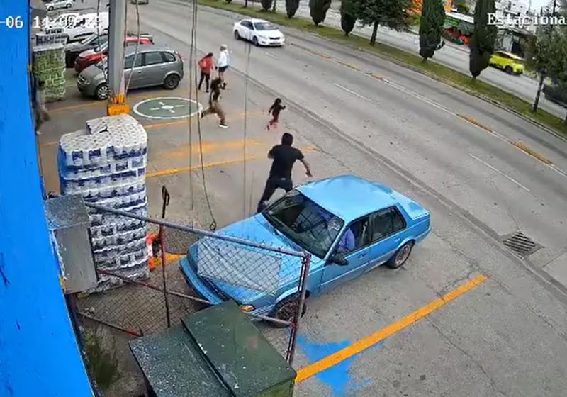 O gerente Luis Enrique Cruz corre para a avenida e salva a menina de 3 anos de agtropelamento, em Puebla, no México. - Foto: Reprodução/ Periódico Central