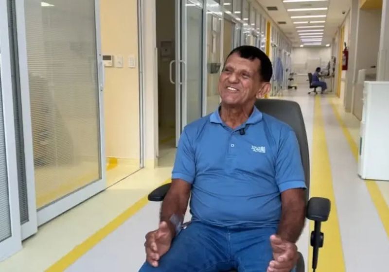O aposentado João Barnabé, de 74 anos, foi operado em Porto Velho por especialistas que também comandavam o robô a 2,7 mil quilômetros, em Barretos (SP) - Foto: Hospital de Amor/Divulgação