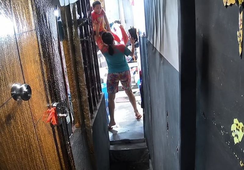 Rica é o nome da tia que agarra no ar e salva o sobrinho de 3 anos que caiu do andar de cima, segundos antes de o menino atingir o chão, nas Filipinas. – Foto: reprodução/Facebook