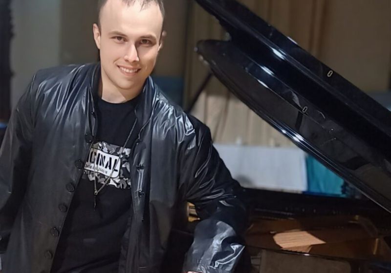 Rhys Wynne-Jones, o pianista ex-sem-teto, ficou conhecido após um vídeo dele tocando “Bohemian Rhapsody”., do Queen, em uma igreja viralizar em 2024. - Foto: Rhys Wynne-Jones/SWNS