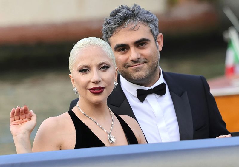 Lady Gaga e o noivo, Michael Polansky, receberam o primeiro filho juntos e mantiveram a novidade em segredo. - Foto: Jacopo Raule/FilmMagic