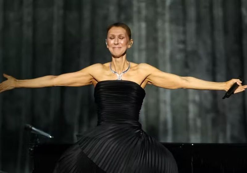 Celine Dion se emocionou logo no início do primeiro show completo dela desde março de 2020. O espetáculo foi em Paris. - Foto: AFP