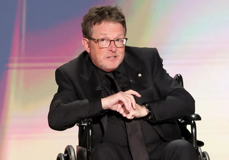 Michael J. Fox foi ovacionado ao receber o Prêmio Humanitário Bob Hope durante a 78ª edição do Emmy. - Foto: Reprodução/NBC