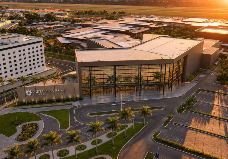 Brasília ganha novo shopping no Lago Sul nesta quarta: 131 lojas, cinema VIP, vegetação do Cerrado