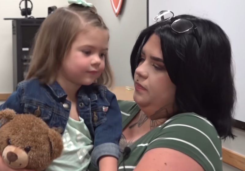A menina Emi com a mãe, Noemi, que teve uma convulsão em casa no Texas (EUA) e foi salva pela filha. - Foto: reprodução/ WRAL