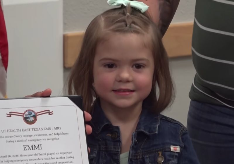 A menina Emi estava sozinha com a mãe quando ela passou mal no Texas (EUA). A menina ligou para os avós, ajudou a chamar o socorro e ainda abriu a porta para os paramédicos. - Foto: reprodução/ WRAL