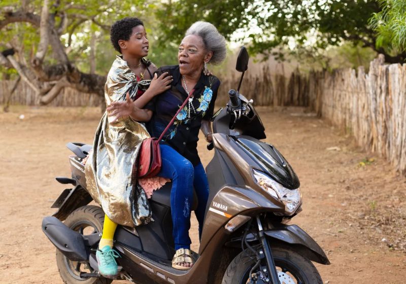 O longa "Feito Pipa", de Allan Deberton, indicado para representar o Brasil no Oscar 2027, conta a história de um menino criado pela avó com Alzheimer e que teme ter que morar com o pai homofóbico. - Foto: Divulgação/Jamille Queiroz
