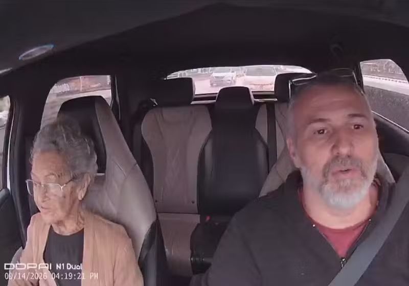 O motorista Ricardo levou a Dona Deci volta para casa, após a idosa ficar perdida na Linha Vermelha, no Rio. - Foto: Reprodução/ TV Globo