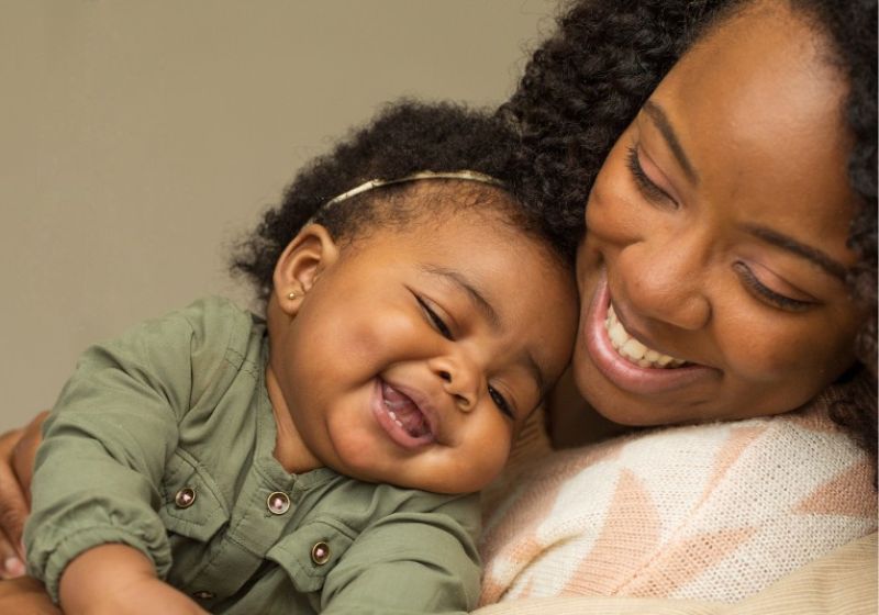 Fenômeno chamado microquimerismo materno começa ainda na gravidez e pode deixar pequenas populações de células da mãe no corpo dos filhos até a vida adulta. - Foto: shutterstock