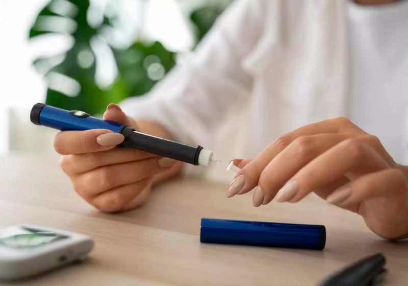 O tratamento com a caneta emagrecedora no SUS será para pessoas com obesidade grave, pacientes com outras doenças associadas à obesidade e pessoas que aguardam cirurgia bariátrica. - Foto: Freepik